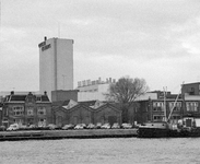 855400 Gezicht over het Amsterdam-Rijnkanaal op de Keulsekade te Utrecht, met de gebouwen van de Tabaksfabriek, ...